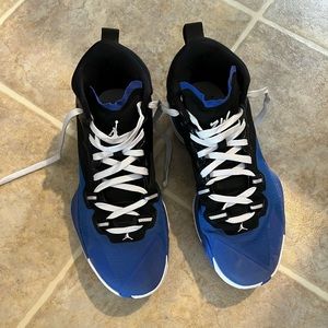 Mens Nike basketball shoes. Like new !!